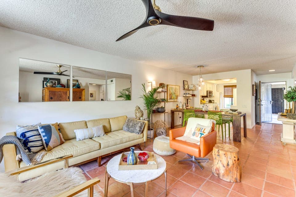2 Mi to Dtwn Palm Springs: Mtn-View Condo w/ Pool Apartment in Palm Springs