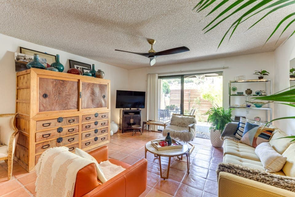 2 Mi to Dtwn Palm Springs: Mtn-View Condo w/ Pool Apartment in Palm Springs