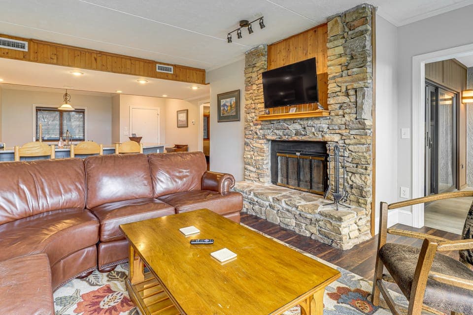 Hike, Swim & Explore: Mtn-View Condo in Gatlinburg Apartment in Gatlinburg