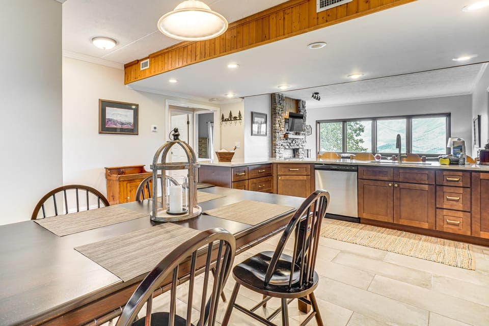 Hike, Swim & Explore: Mtn-View Condo in Gatlinburg Apartment in Gatlinburg