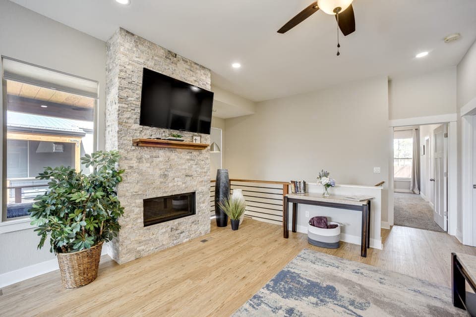 Dtwn Woodland Park Townhome w/ Covered Deck Apartment in Woodland Park