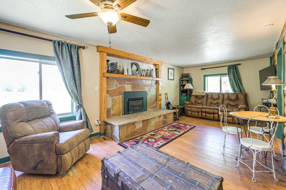 5 Mi to Navajo State Park: Riverfront Cabin! House in Colorado