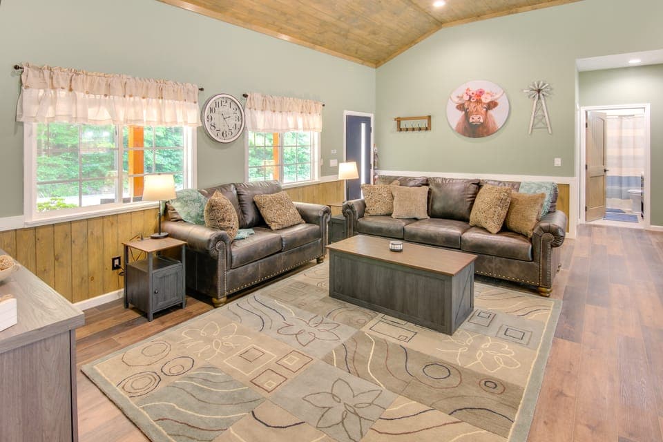 15 Mi to Pigeon River Rafting: Newly Built Cabin! House in Douglas Lake