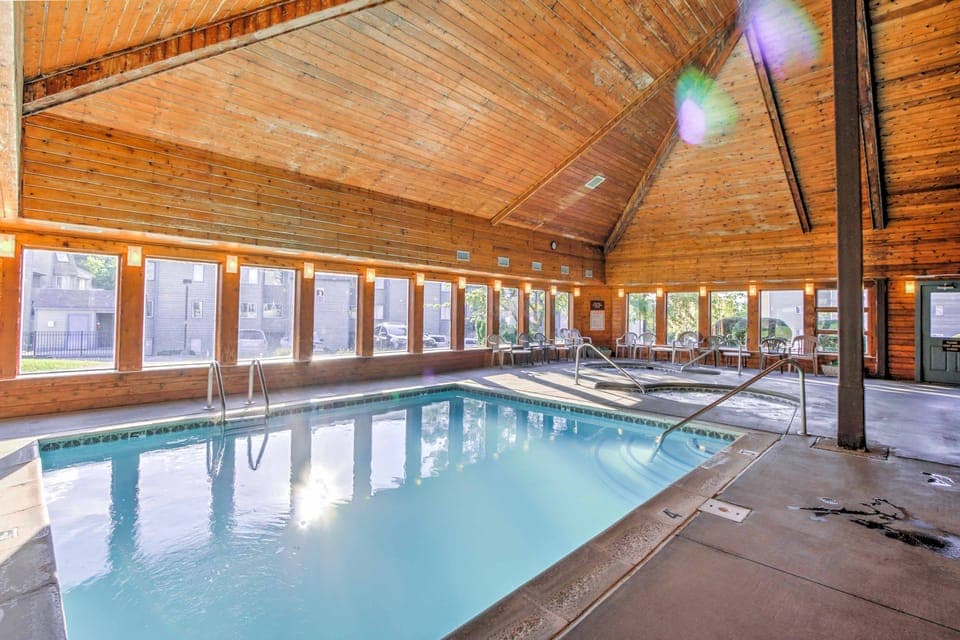 2 Mi to Ober Mountain: Mtn-View Studio w/ Balcony Apartment in Gatlinburg