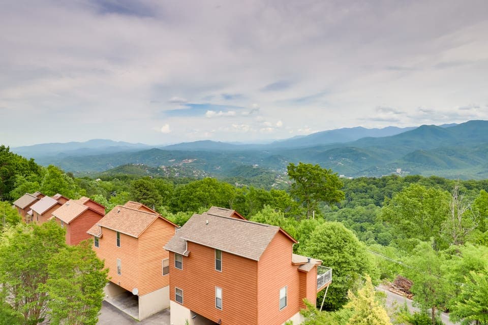 Smokies Condo 3 Mi to Nat'l Park + Hot Tub Access Apartment in Gatlinburg