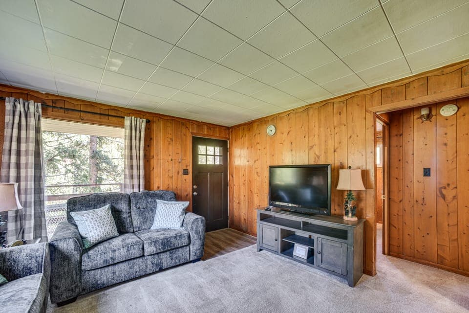 Dog Friendly: Cabin w/ Yard & Mtn Views in Cascade House in Cascade-Chipita Park