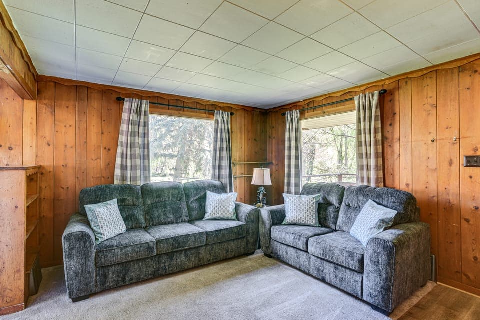 Dog Friendly: Cabin w/ Yard & Mtn Views in Cascade House in Cascade-Chipita Park