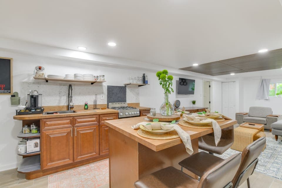 2 Mi to Logan Square: Pet-Friendly Urban Oasis! Apartment in Chicago