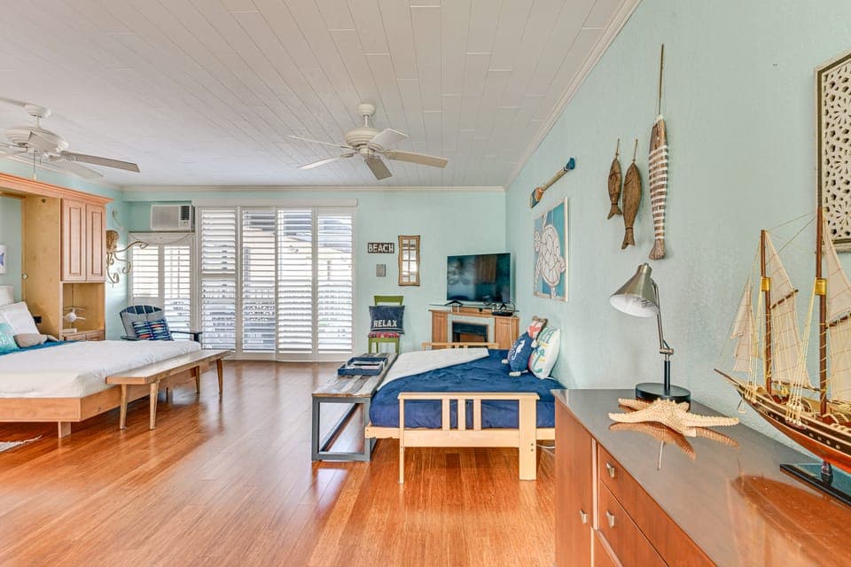 Walk to Indian Shores Beach + Pool: Sunny Condo Apartment in Redington Shores