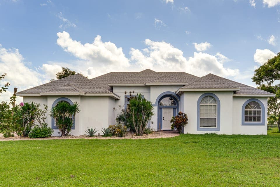 Game, Swim & Unwind: Lakeside Retreat Near Disney House in Haines City