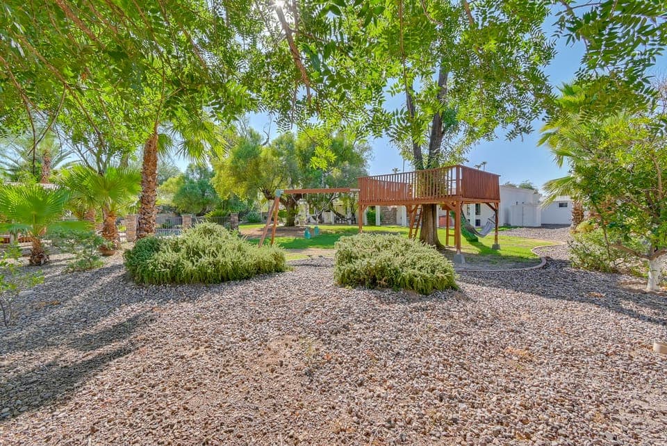 Family Gem in Paradise Valley: Hot Tub, Large Yard House in Paradise Valley