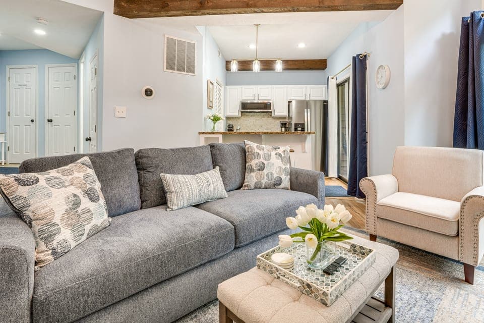 Wintergreen Condo w/ Pool: Near Hike & Market! Apartment in Massies Mill
