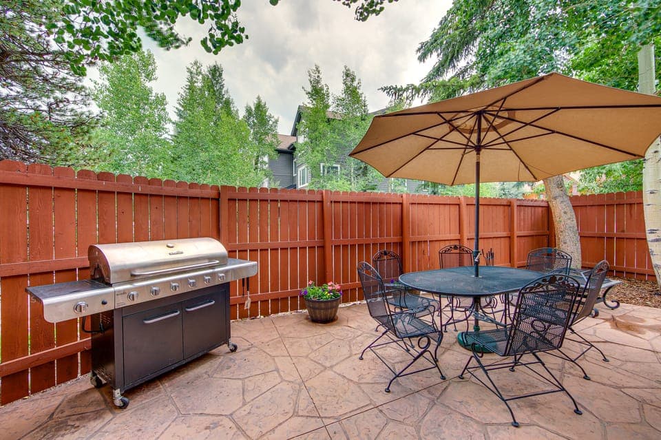 Walk to Ski Shuttle: Dtwn Frisco Gem w/ Fireplace! Apartment in Frisco