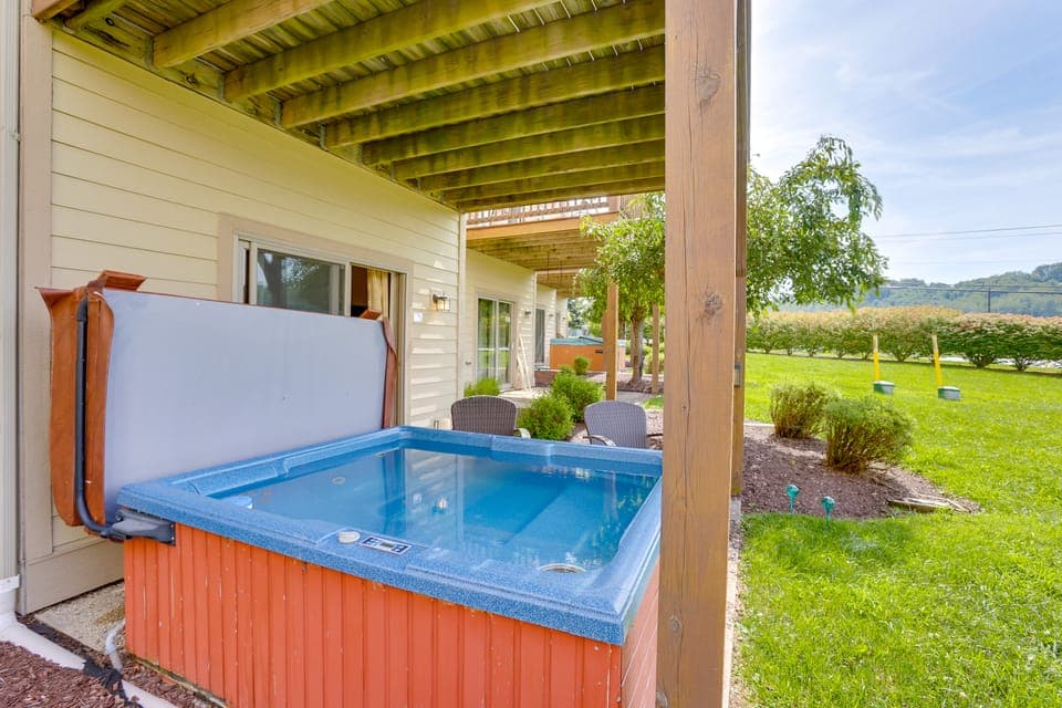 < Half-Mi to Lake: Townhome w/ Hot Tub in McHenry! Apartment in McHenry