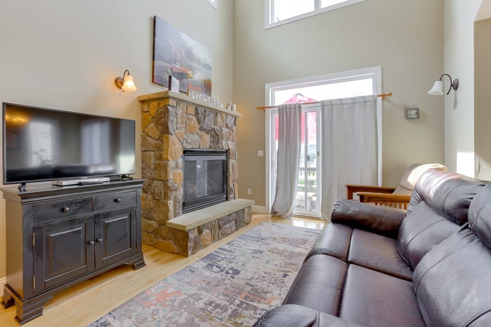 < Half-Mi to Lake: Townhome w/ Hot Tub in McHenry! Apartment in McHenry