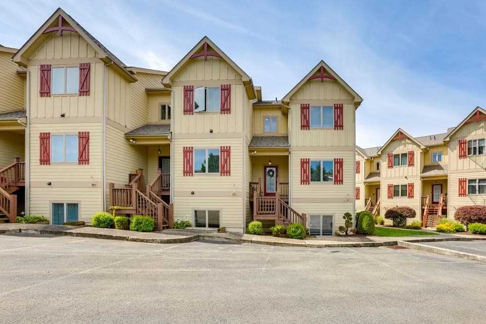 < Half-Mi to Lake: Townhome w/ Hot Tub in McHenry! Apartment in McHenry