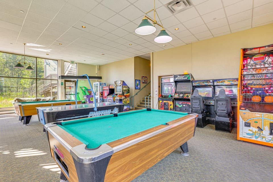 Pool & Hot Tub Access! Silverthorne Basecamp Apartment in Wildernest