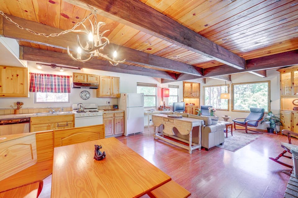 Hike, Ski & Explore Big Bear Lake: Cabin w/ Deck! House in Big Bear