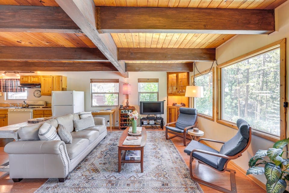 Hike, Ski & Explore Big Bear Lake: Cabin w/ Deck! House in Big Bear