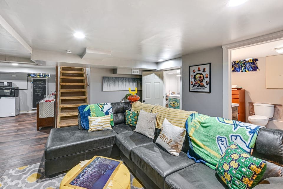 Complimentary Limo & Concierge - 1 Mi to Stadium Apartment in South Bend