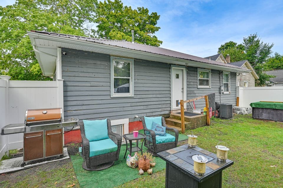 Complimentary Limo & Concierge - 1 Mi to Stadium Apartment in South Bend