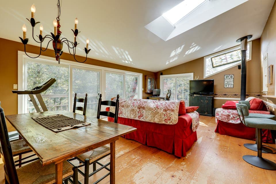 All-Season Lakefront Escape 8 Mi to Mount Sunapee House in Newbury