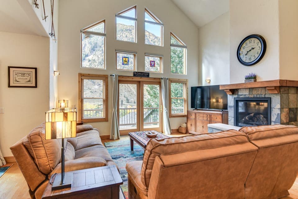 Mtn-View Cabin w/ Private Hot Tub in Georgetown! House in Georgetown