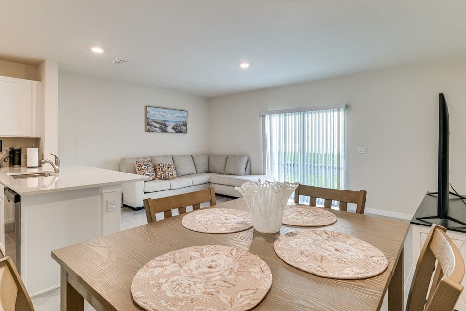 2 Mi to Dtwn: Newly Built Townhome in Davenport Apartment in Davenport