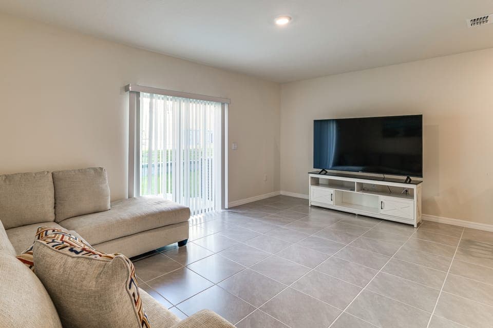 2 Mi to Dtwn: Newly Built Townhome in Davenport Apartment in Davenport