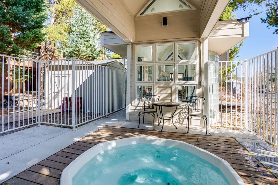 Mtn-View Deck, Workspace! Walkable Frisco Condo Apartment in Frisco