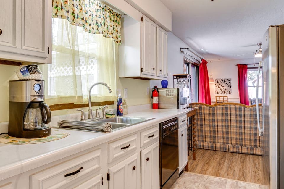 Peaceful 'Lemon Drop Inn' Retreat: 9 MI to ISU House in Indiana