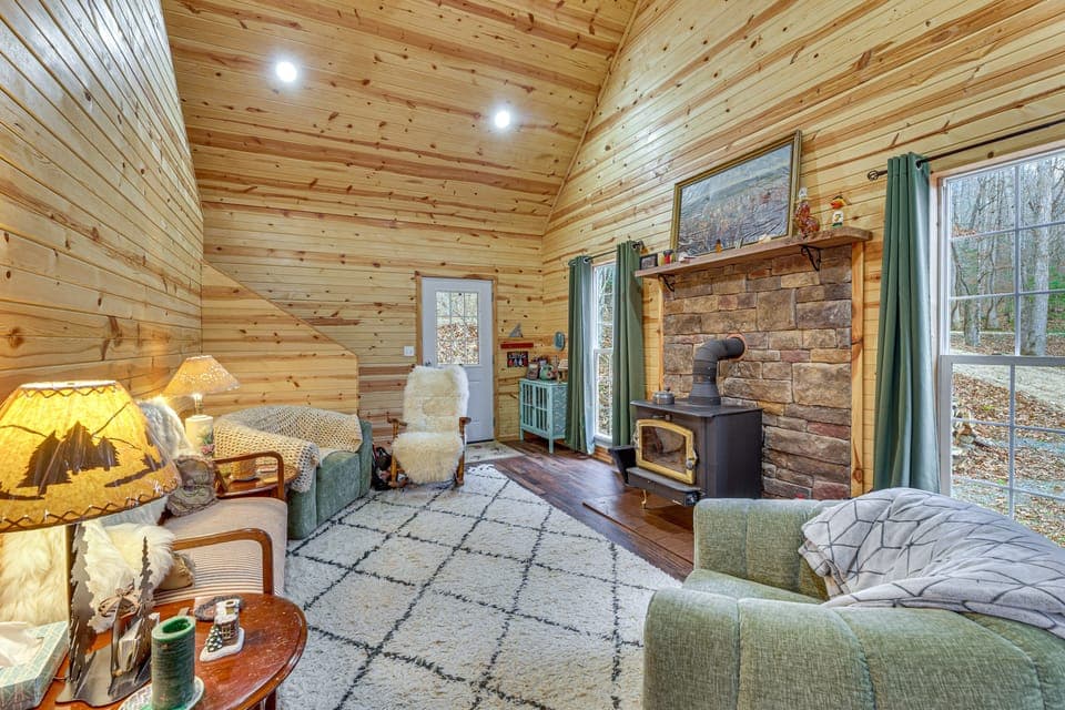 Greenbrier River On-Site! Modern-Rustic Log Cabin House in Shenandoah Valley