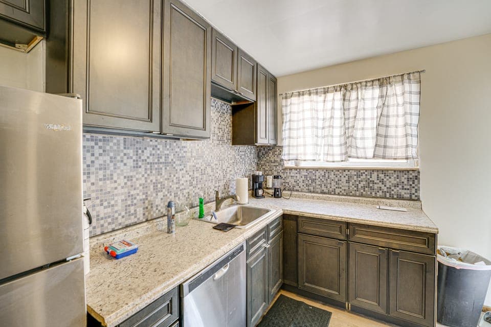 9 MI to Ford Field: Home w/ Yard & Work Space! House in Detroit