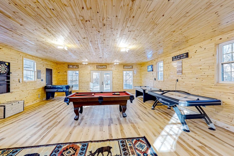 12 Mi to Downtown: Hot Tub, Fire Pit Game Room! House in Indiana