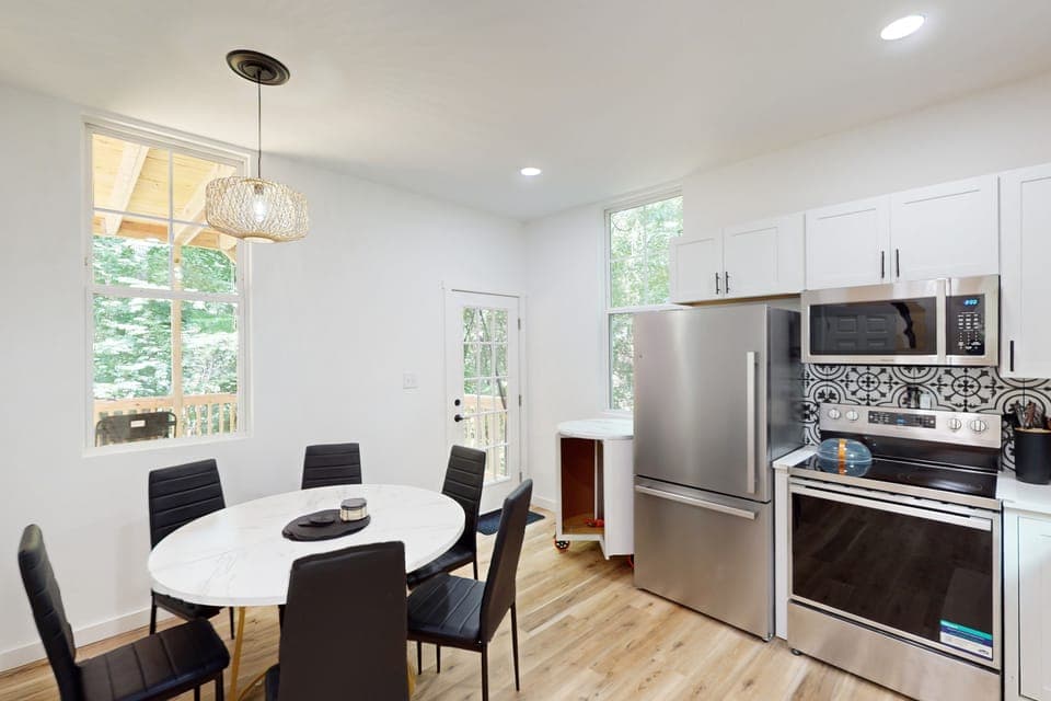 Forest Views & Grill! Lynchburg Treehouse Retreat House in Lynchburg