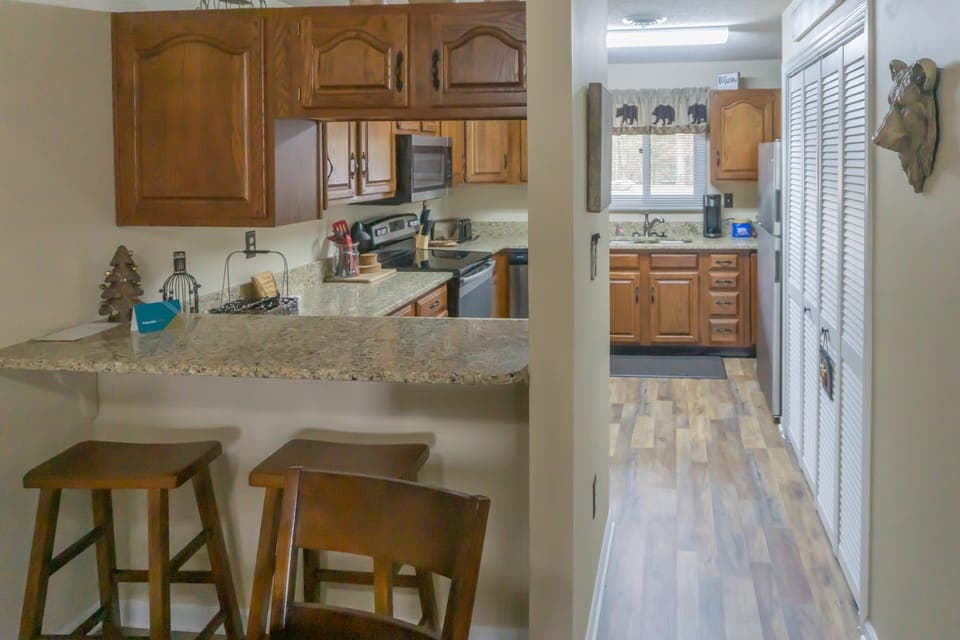 1 Mi to Dtwn Pigeon Forge! Mtn-View Gem w/ Balcony Apartment in Pigeon Forge