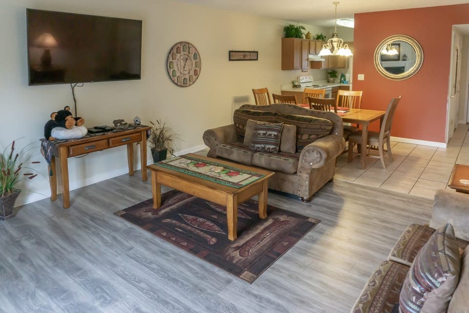 Mtn Views! Walkable Pigeon Forge Retreat w/ Pool Apartment in Pigeon Forge