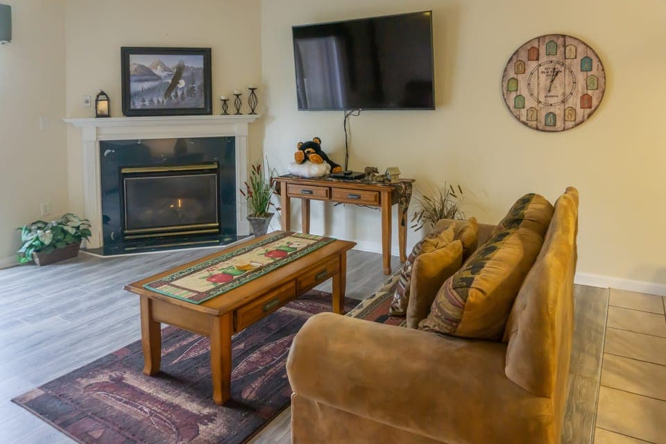 Mtn Views! Walkable Pigeon Forge Retreat w/ Pool Apartment in Pigeon Forge