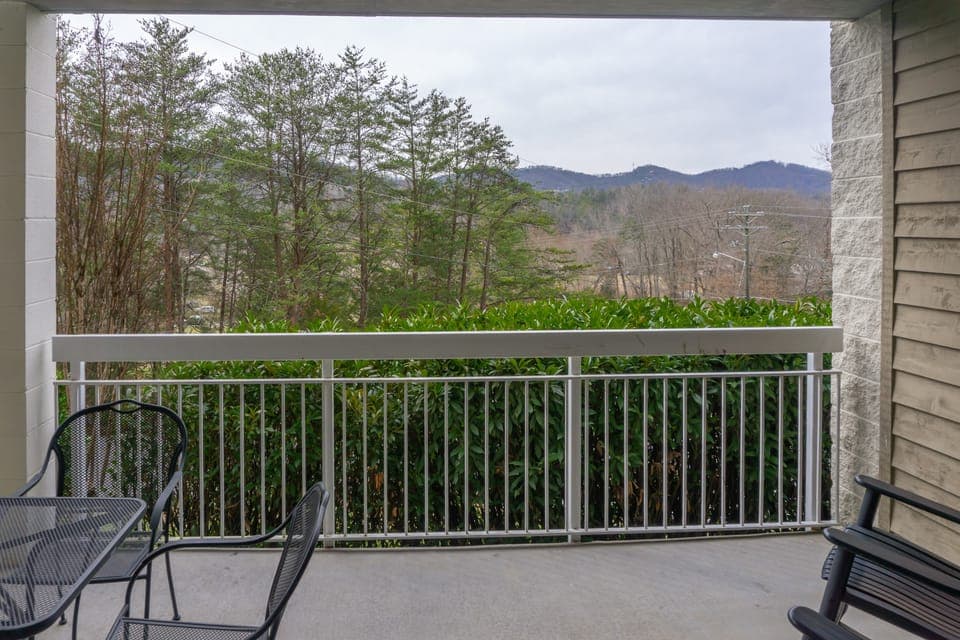 Mtn Views! Walkable Pigeon Forge Retreat w/ Pool Apartment in Pigeon Forge