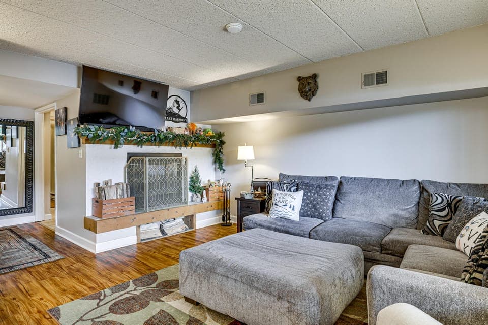 Lakefront Poconos Retreat! Pool & Hot Tub Access Apartment in Big Boulder Lake