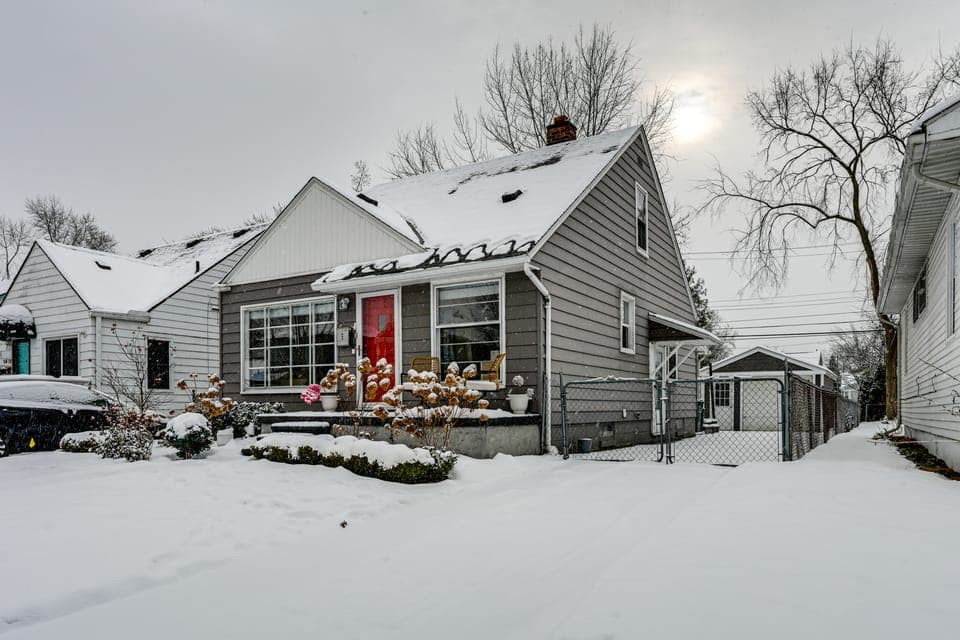 Mid-Century Family Bungalow: Desirable Birmingham! House in Royal Oak