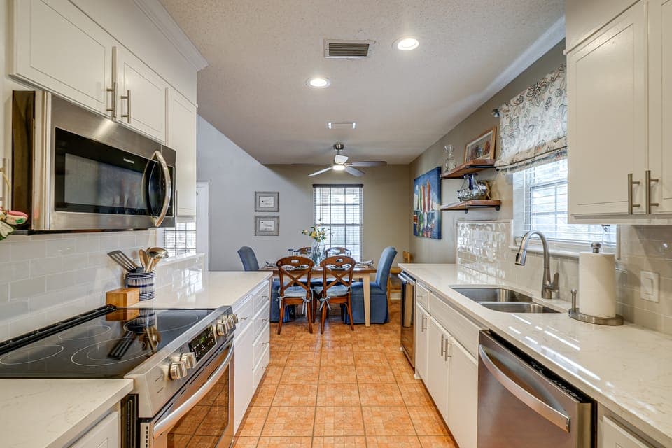 5 Blocks to Shore: PCB Escape w/ Screened Porch House in Sunnyside