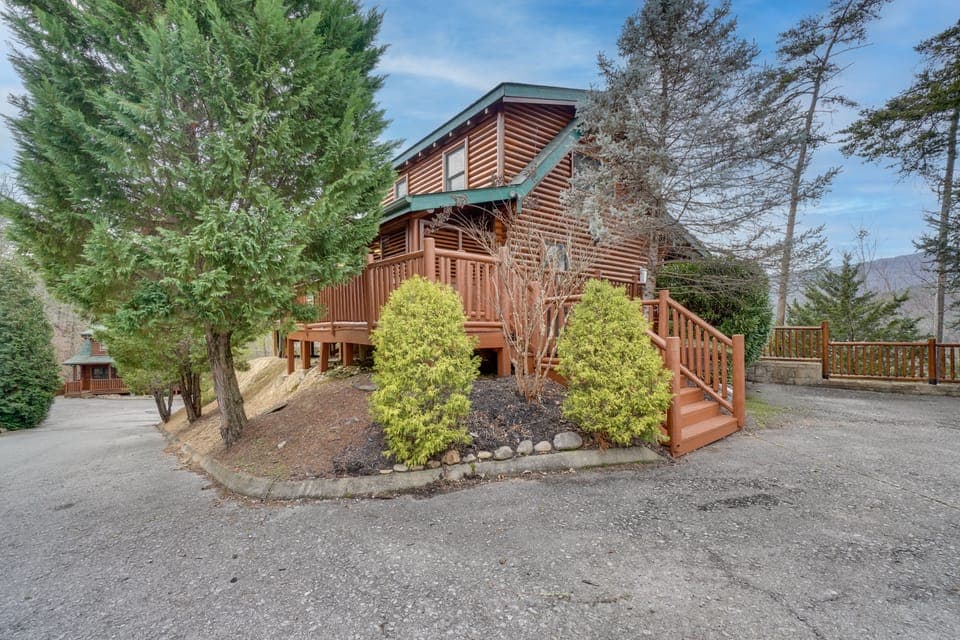 Resort-Style Smokies Cabin w/ Hot Tub + Game Room House in Pigeon Forge