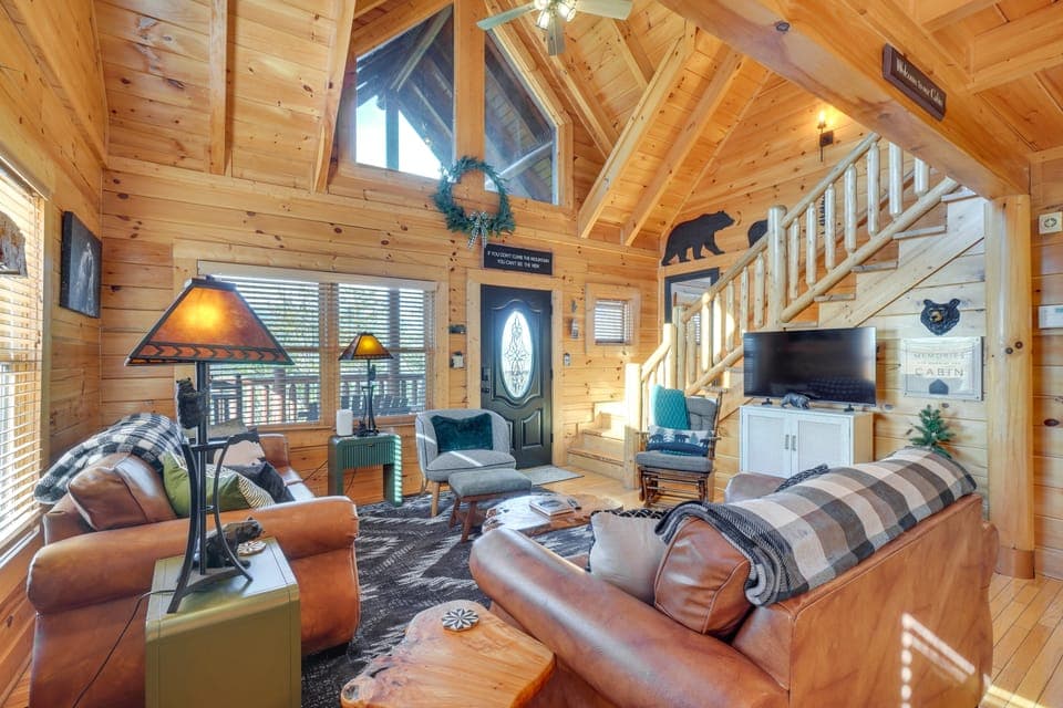 Resort-Style Smokies Cabin w/ Hot Tub + Game Room House in Pigeon Forge