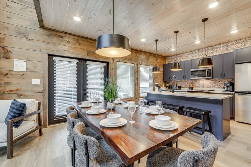 Indoor Pool, Hot Tub & Games! Pigeon Forge Cabin House in Pigeon Forge