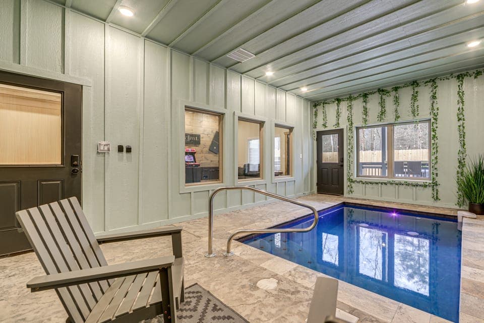 Indoor Pool, Hot Tub & Games! Pigeon Forge Cabin House in Pigeon Forge