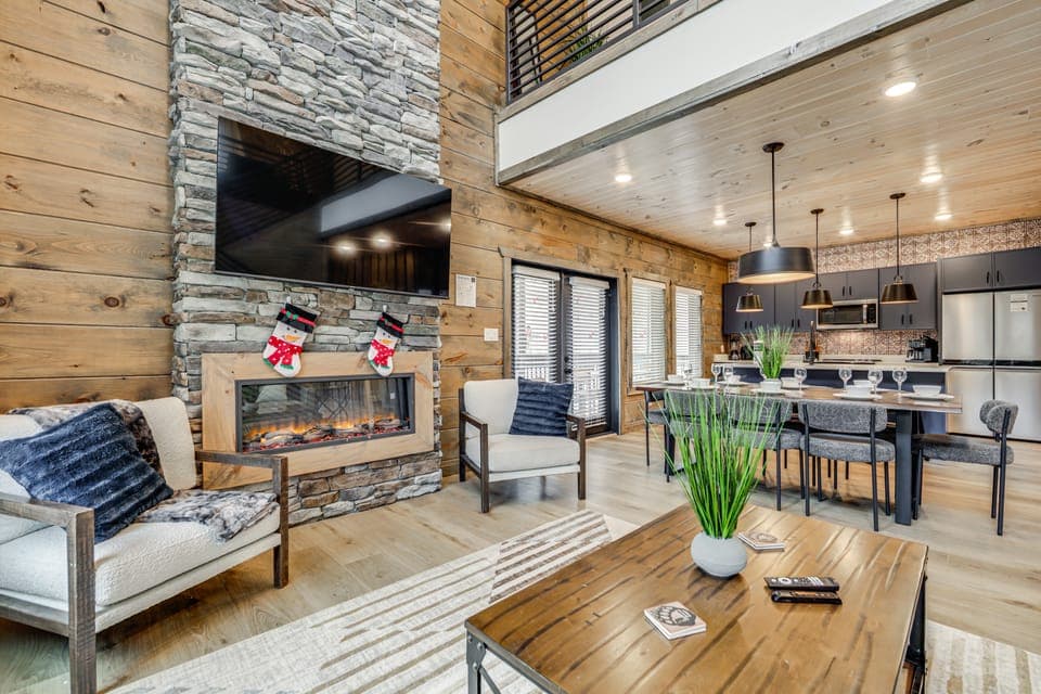 Indoor Pool, Hot Tub & Games! Pigeon Forge Cabin House in Pigeon Forge