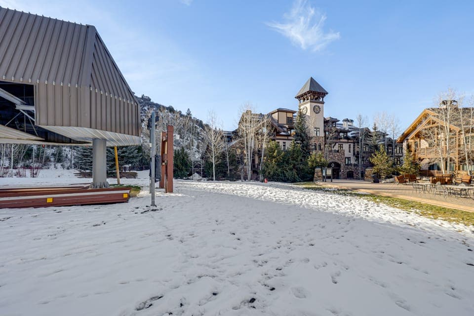 Ski-In/Ski-Out! Large Arrowhead Condo w/ Balcony Apartment in Edwards