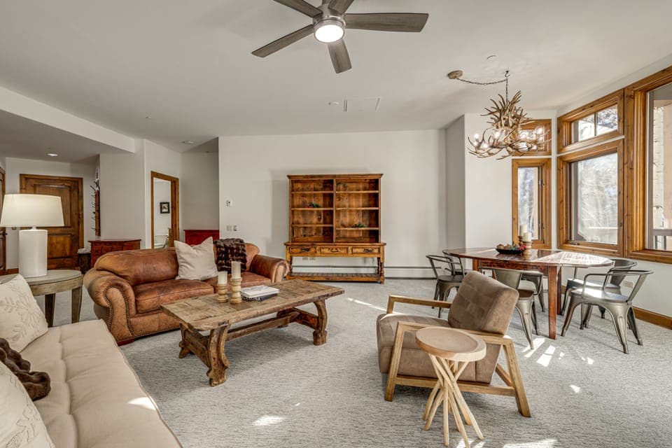Ski-In/Ski-Out! Large Arrowhead Condo w/ Balcony Apartment in Edwards