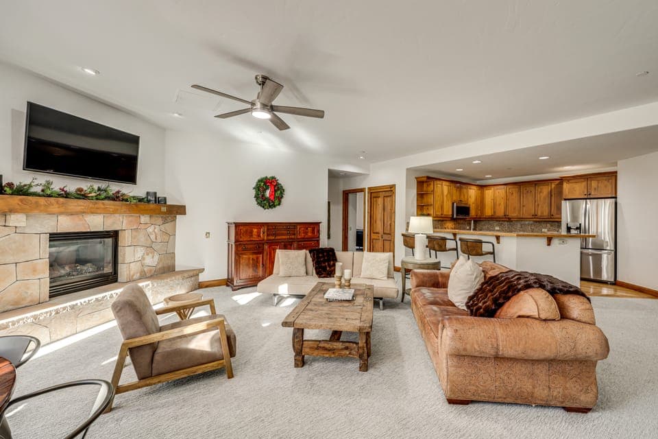 Ski-In/Ski-Out! Large Arrowhead Condo w/ Balcony Apartment in Edwards